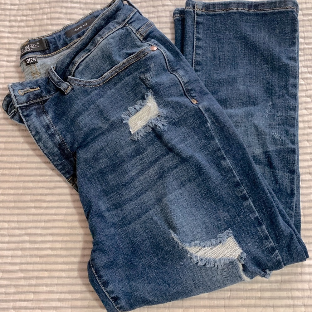 Judy Blue size 9 distressed capri jeans